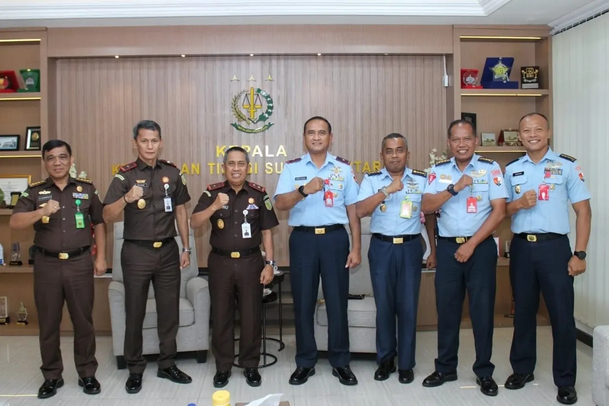 Danlanud Sam Ratulangi Marsma TNI Ramot C.P. Sinaga, S.E., M.Han.,mengunjungi Kepala Kejaksaan Tinggi (Kajati) Provinsi Sulawesi Utara Bapak Dr. Andi Muhamad Taufik, S.H., M.H., CGCAE., di Ruang Kerja Kajati, Manado, Sulawesi Utara. Kamis (14/12/2023).