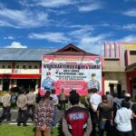 Kapolres Minahasa Selatan (Minsel) AKBP Feri R. Sitorus, SIK, MH; memimpin apel Satgas Ops Mantap Brata (OMB) 2023-2024, Jumat pagi (08/12/2023).