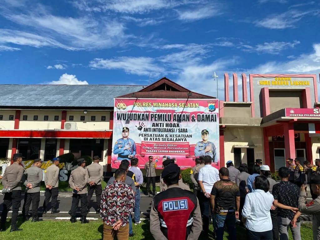 Kapolres Minahasa Selatan (Minsel) AKBP Feri R. Sitorus, SIK, MH; memimpin apel Satgas Ops Mantap Brata (OMB) 2023-2024, Jumat pagi (08/12/2023).