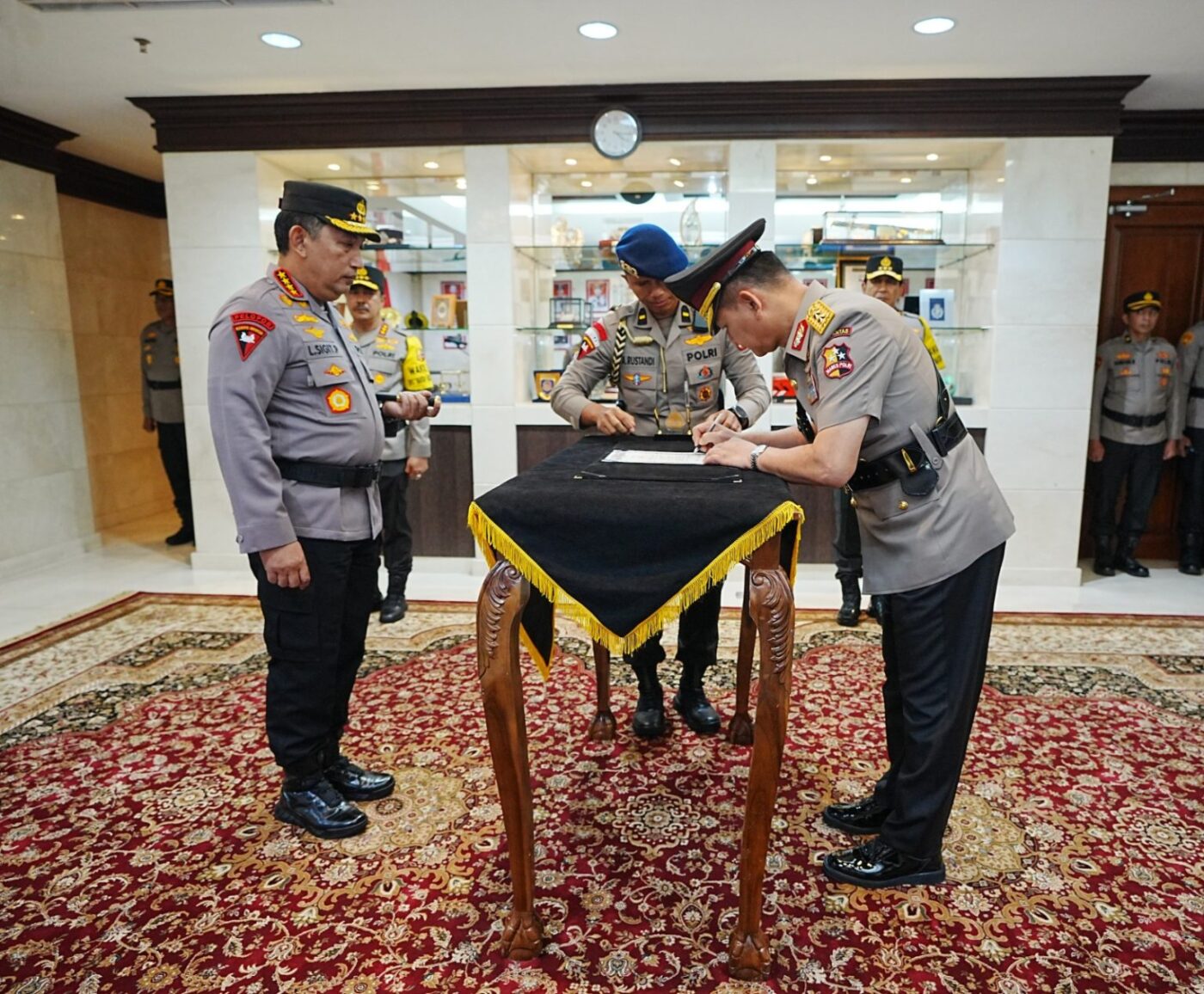 Irjen Pol Firman Shantyabudi resmi menyerahkan jabatan Kepala Korps Lalu Lintas (Kakorlantas) Polri kepada Kapolri Jenderal Polisi Listyo Sigit Prabowo. Penandatanganan surat penyerahan jabatan tersebut di lakukan pada kamis (30/11/2023) di Mabes Polri, Jakarta.