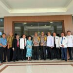 Kapolda Sulut Irjen Pol Setyo Budiyanto didampingi Wakapolda Irjen Pol Jan de Fretes dan para PJU Polda Sulut menerima kunjungan silaturahmi sejumlah Tokoh Agama Kristen, di lobby lantai 2 Mapolda Sulut, Selasa (5/12/2023).