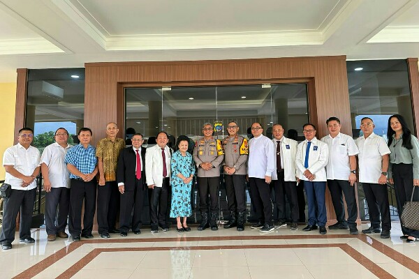 Kapolda Sulut Irjen Pol Setyo Budiyanto didampingi Wakapolda Irjen Pol Jan de Fretes dan para PJU Polda Sulut menerima kunjungan silaturahmi sejumlah Tokoh Agama Kristen, di lobby lantai 2 Mapolda Sulut, Selasa (5/12/2023).