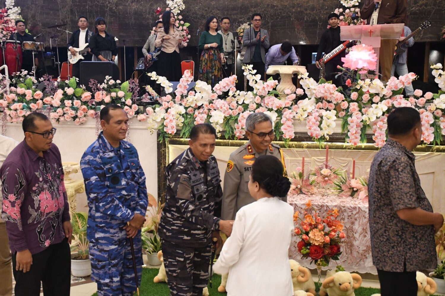 Komandan Lantamal VIII Laksamana Pertama TNI Nouldy J. Tangka, S.A.P., M.Tr.Opsla., CHRMP., mendampingi Gubernur Sulawesi Utara  Prof. Dr. (H.C.) Olly Dondokambey S.E., dan instansi terkait lainnya melaksanakan pemantauan dibeberapa tempat ibadah dalam rangka menyambut hari raya Natal 25 Desember 2023 di Wilayah Kota Manado. Minggu (24/12)