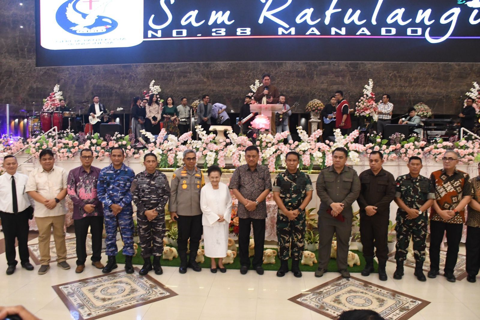 Komandan Lantamal VIII Laksamana Pertama TNI Nouldy J. Tangka, S.A.P., M.Tr.Opsla., CHRMP., mendampingi Gubernur Sulawesi Utara  Prof. Dr. (H.C.) Olly Dondokambey S.E., dan instansi terkait lainnya melaksanakan pemantauan dibeberapa tempat ibadah dalam rangka menyambut hari raya Natal 25 Desember 2023 di Wilayah Kota Manado. Minggu (24/12)