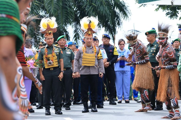 Panglima Jenderal TNI Agus Subiyanto, S.E., M.Si, dan Kapolri Jenderal Polisi Drs. Listyo Sigit Prabowo, M.Si, melakukan kunjungan kerja ke Provinsi Papua pada Jumat (8/12/23).