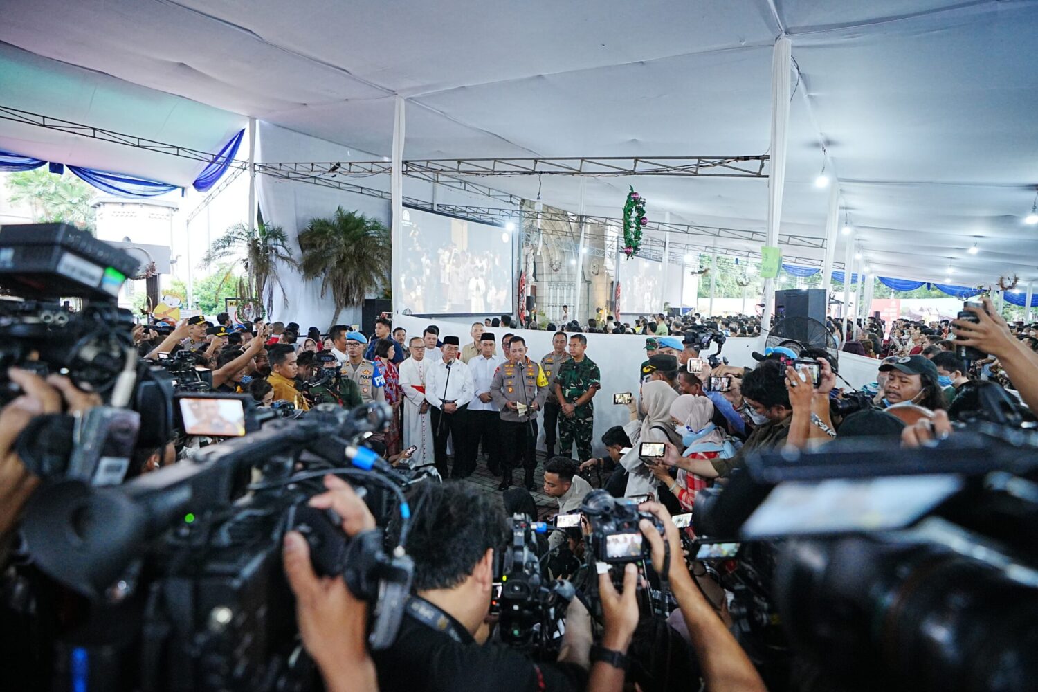 Kapolri Jenderal Listyo Sigit Prabowo memastikan bahwa seluruh rangkaian perayaan Ibadah Natal 2023 berjalan aman, nyaman dan damai, untuk seluruh masyarakat di seluruh Indonesia.