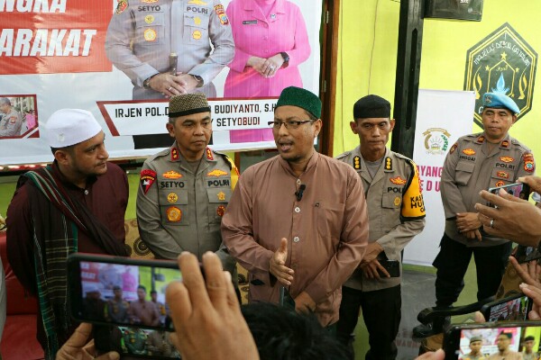 Pimpinan Majelis Dzikir Wa Ta'lim Al Haudh Habib Abdullah Bin Ali Bin Smith Bitung mengapresiasi kegiatan bakti sosial dan bakti kesehatan yang dilaksanakan Polda Sulut di Kompleks Perum Girian Permai, Kecamatan Girian, Minggu (3/12/2023).