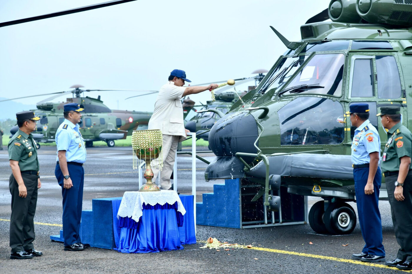 Kepala Staf Angkatan Udara (Kasau) Marsekal TNI Fadjar Prasetyo Kepala Staf Angkatan Udara (Kasau) Marsekal TNI Fadjar Prasetyo, S.E., M.P.P., CSFA., menerima penyerahan delapan unit Helikopter Angkut Berat jenis H-225M dari Menteri Pertahanan RI Prabowo Subianto di Lanud Atang Sendjaja, Bogor, Jumat (1/12/2023).