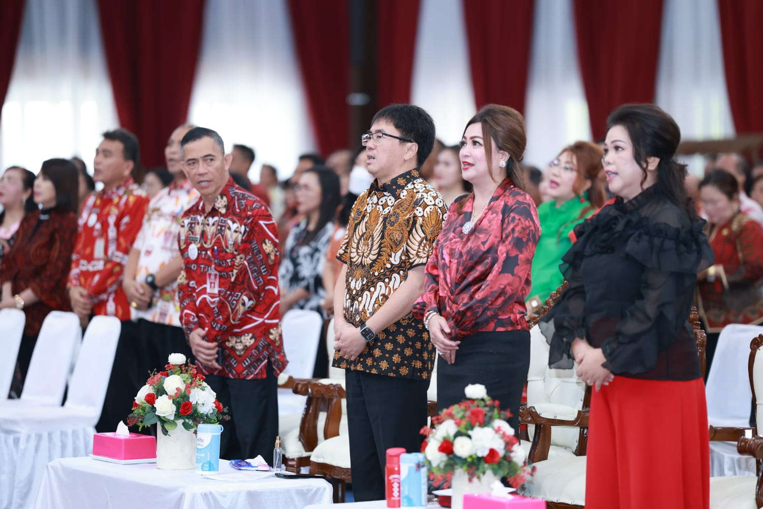 Wali Kota Manado Andrei Angouw menghadiri Ibadah Perayaan Natal Yesus Kristus Pemerintah Kota Manado di Ruang Serbaguna Kantor Wali Kota, Kamis (7/12).