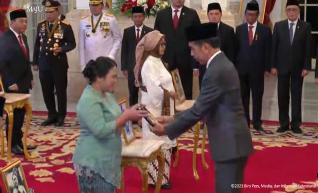 Presiden RI Joko Widodo saat menyerahkan Anugerah pahlawan nasional kepada Veronika Horohiung selaku ahli waris
