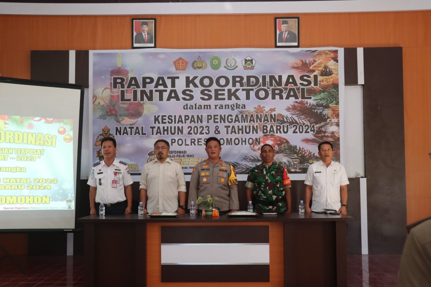 Polres Tomohon Rapat koordinasi lintas sektoral dalam rangka kesiapan pengamanan Natal tahun 2023 dan tahun baru 2024 Polres Tomohon sukses digelar, Rabu (20/12/2023) bertempat Aula Parama Satwika Polres Tomohon.