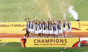 Tim nasional Jerman saat merayakan kemenangan atas tim nasional Perancis dan menjadi juara gelaran FIFA World Cup U-17 di Stadion Manahan, Solo, Sabtu (2/12).