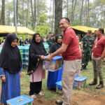 Kepala Staf Angkatan Udara (Kasau) Marsekal TNI Fadjar Prasetyo, S.E., M.P.P., CSFA., mendampingi Panglima TNI Jenderal TNI Agus Subiyanto pada kegiatan bakti sosial dengan tajuk “One Day Experience Adventure dan Social Awareness” di Lapangan Sepak bola Balaturangga Denkavkud Pussenkav, Bandung, Minggu (17/12/2023).