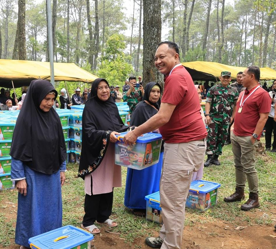 Kepala Staf Angkatan Udara (Kasau) Marsekal TNI Fadjar Prasetyo, S.E., M.P.P., CSFA., mendampingi Panglima TNI Jenderal TNI Agus Subiyanto pada kegiatan bakti sosial dengan tajuk “One Day Experience Adventure dan Social Awareness” di Lapangan Sepak bola Balaturangga Denkavkud Pussenkav, Bandung, Minggu (17/12/2023).