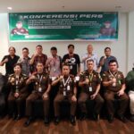 Kepala Kejaksaan Tinggi (Kajati) Sulawesi Utara DR. Andi Muhammad Taufik, bersama wartawan liputan Kejati Sulut