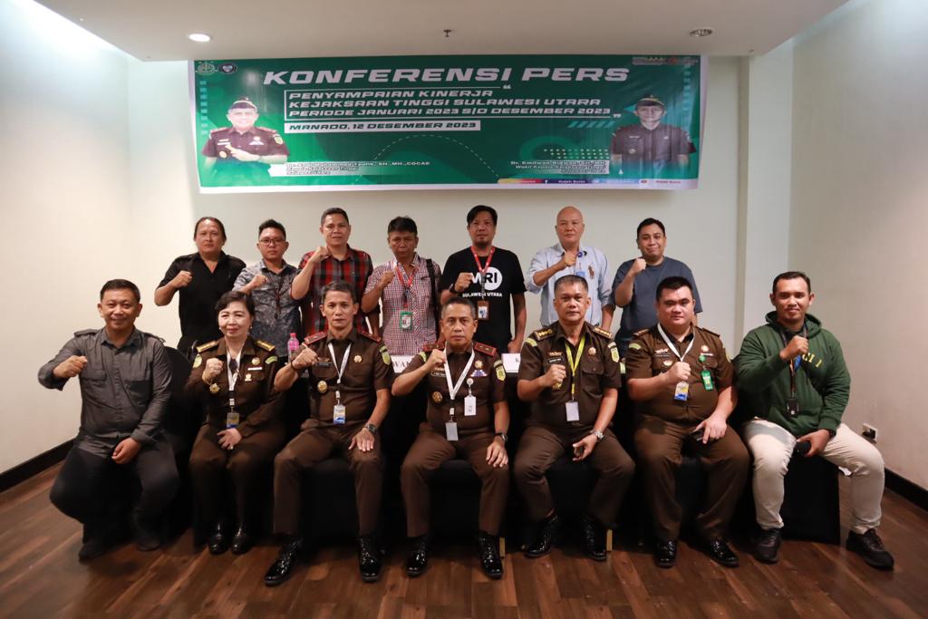 Kepala Kejaksaan Tinggi (Kajati) Sulawesi Utara DR. Andi Muhammad Taufik, bersama wartawan liputan Kejati Sulut