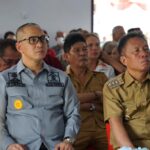 Kepala Kantor Wilayah Kementerian Hukum dan HAM Sulawesi Utara Ronald Lumbuun bersama Bupati Minahasa Selatan menghadiri Ibadah Perayaan Natal bersama Jajaran Lembaga Pemasyarakatan Kelas III Amurang, Selasa (19/12).
