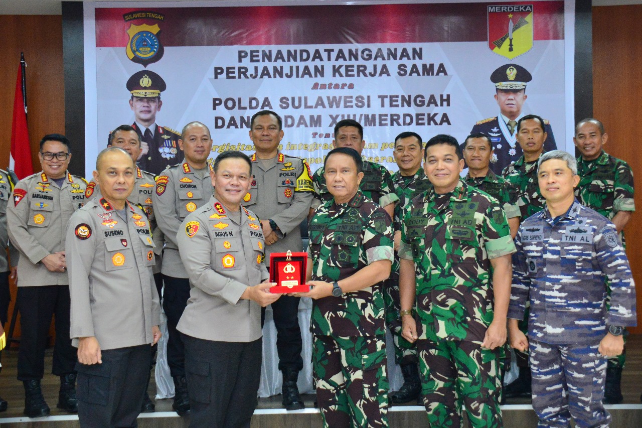 Pangdam XIII/Merdeka Mayjen TNI Legowo W.R. Jatmiko, S.I.P., M.M., menghadiri acara Penandatanganan Perjanjian Kerja Sama (PKS) TNI-Polri bertempat di Markas Polda Sulteng Jl. Soekarno-Hatta, Talise, Mantikulore, Kota Palu, Prov. Sulawesi Tengah. Rabu (13/12/2023).