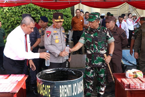 Ditresnarkoba Polda Sulawesi Utara (Sulut) melakukan pemusnahan barang bukti narkotika jenis sabu, minuman keras, dan obat keras, pada Kamis (21/12/2023) pagi.