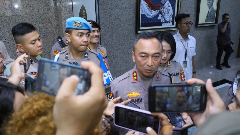 Kadiv Humas Polri Irjen. Pol. Sandi Nugroho mempersilakan masyarakat untuk melapor ke Divisi Profesi dan Pengamanan (Propam) apabila menemukan adanya anggota polri yang tidak netral dalam Pemilu 2024.