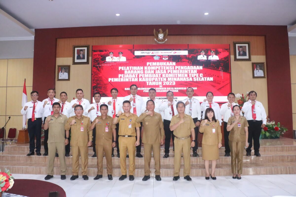 Bupati Minsel Franky Donny Wongkar, SH., Bupati Franky Donny Wongkar, SH., membuka pelatihan kompetensi pengadaan barang dan jasa pemerintah pejabat pembuat Komitmen Tipe C Pemerintah Kabupaten Minahasa Selatan Tahun 2023, bertempat di Badan Pengembangan Sumber Daya Manusia Daerah Provinsi Sulawesi Utara, Senin (11/12/2023).