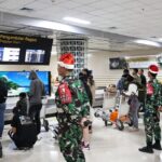 Personel Lanud Sam Ratulangi melaksanakan pengamanan yang tergabung dalam Posko Terpadu Nataru di Bandara Sam Ratulangi, Manado, Sulawesi Utara. Senin (25/12/2023).
