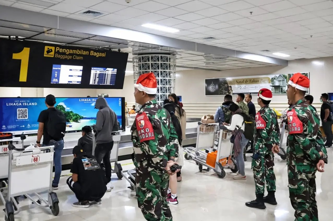 Personel Lanud Sam Ratulangi melaksanakan pengamanan yang tergabung dalam Posko Terpadu Nataru di Bandara Sam Ratulangi, Manado, Sulawesi Utara. Senin (25/12/2023).