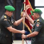 Kepala Staf Angkatan Darat (Kasad) Jenderal TNI Maruli Simanjuntak, M.Sc., saat memimpin Serah Terima Jabatan (Sertijab) Pangdam XIV/Hasanuddin dari Mayjen TNI Totok Imam Santoso, S.I.P., S.Sos., M.Tr (Han) kepada Mayjen TNI Bobby Rinal Makmun, S.I.P., serta lima jabatan lain di lingkungan Angkatan Darat, bertempat di Markas Besar Angkatan Darat (Mabesad) Jakarta, Jumat (29/12/2023).