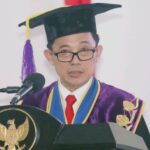 Rektor Unsrat Prof. Sompie saat menyampaikan sambutan pada acara Wisuda Periode III T.A 2023/2024 (Foto : Dok. Unsrat)