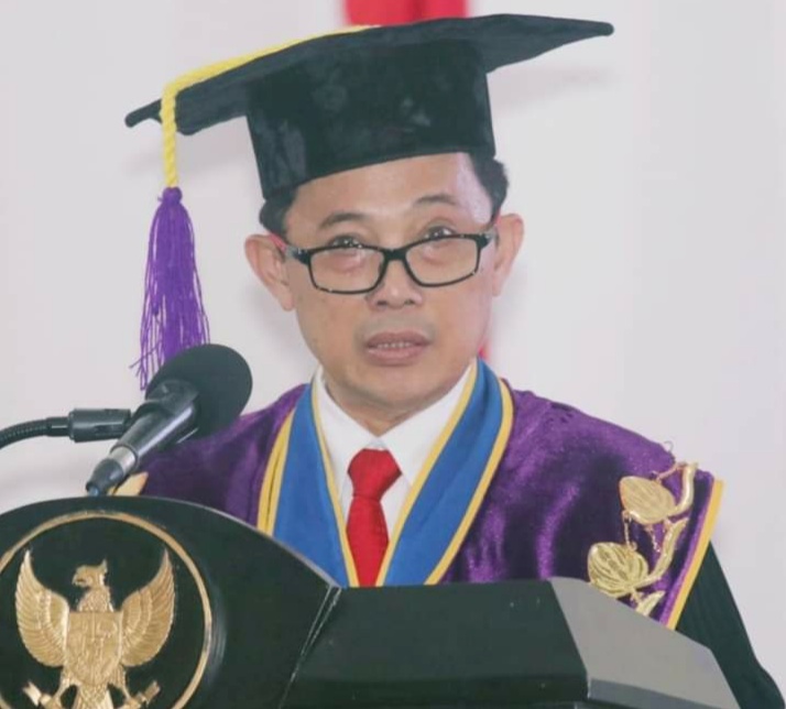Rektor Unsrat Prof. Sompie saat menyampaikan sambutan pada acara Wisuda Periode III T.A 2023/2024 (Foto : Dok. Unsrat)