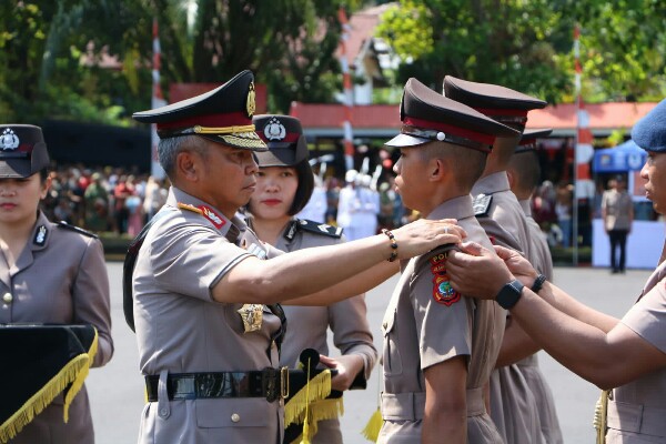 Kapolda Sulawesi Utara Irjen Pol Setyo Budiyanto melantik 290 siswa SPN Polda Sulut menjadi anggota Polri berpangkat Brigadir Dua Polisi (Bripda).