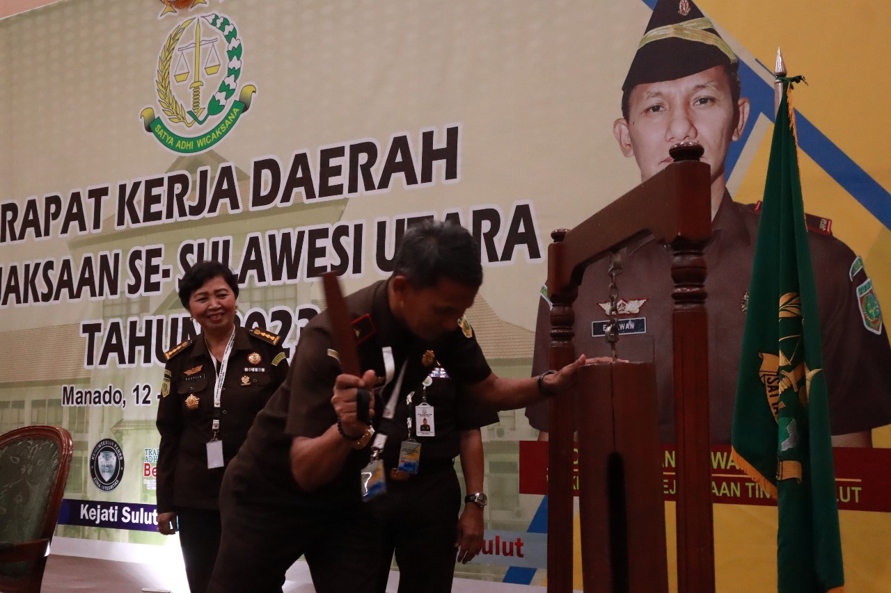 Wakil Kepala Kejaksaan Tinggi Sulawesi Utara Dr. Emilwan Ridwan, SH., MH. menutup secara resmi Rapat Kerja Daerah (Rakerda) Kejaksaan se-Sulawesi Utara.