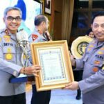Kepala Kepolisian Daerah (Kapolda) Sulawesi Utara (Sulut) Irjen Pol Setyo Budiyanto menerima penghargaan di bidang pengawasan melekat (Waskat) dari Kapolri Jenderal Polisi Listyo Sigit Prabowo.