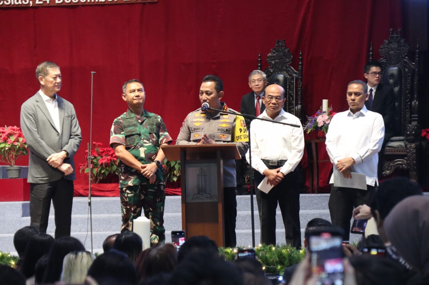 Kapolri Jenderal Polisi Drs. Listyo Sigit Prabowo meninjau kesiapan pengamanan misa Natal di sejumlah gereja wilayah Jakarta, salah satunya Gereja Katedral.