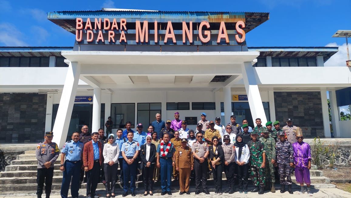 Plt Gubernur Lemhannas Laksdya TNI Maman Firmansyah didampingi Asintel Danlantamal VIII Kolonel Laut (Kh) Ir. F.V. Jacobus, M.Si., mewakili Danlantamal VIII Laksamana Pertama TNI Nouldy J. Tangka, S.A.P., M.Tr.Opsla., CHRMP. Jumat (1/12).