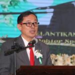 Rektor Unsrat Prof. Oktovian Sompie saat menyampaikan sambutann di Pelantikan dan Pengambilan Sumpah/Janji Dokter Spesialis, Dokter, Dokter Gigi dan Ners (Foto : Dok Unsrat)