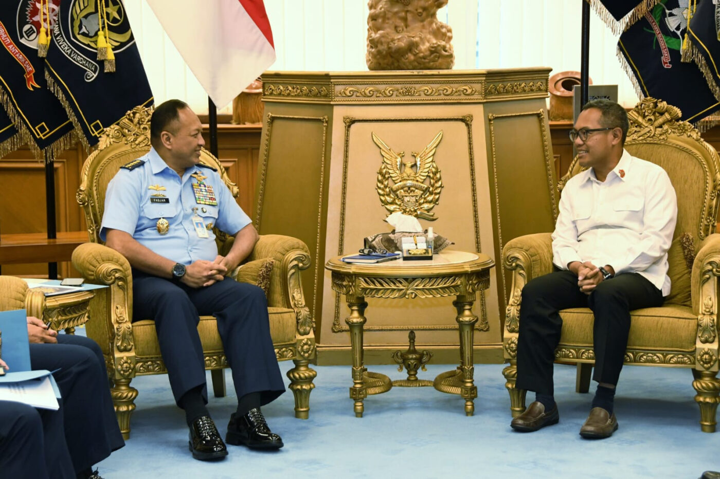 Kepala Staf Angkatan Udara (Kasau) Marsekal TNI Fadjar Prasetyo, S.E., M.P.P., CSFA., menerima kunjungan dari Kementerian Koordinator Bidang Kemaritiman dan Investasi Republik Indonesia (Kemenkomarves) yang dipimpin oleh Deputi Bidang Koordinasi Kedaulatan Maritim dan Energi Jodi Mahardi bertempat di Ruang CC Kasau, Mabesau, Cilangkap, Senin (04/12/2023).