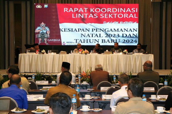 Polda Sulawesi Utara bersama TNI dan Pemerintah Daerah serta seluruh stakeholder terkait melaksanakan rapat koordinasi lintas sektoral kesiapan pengamanan perayaan Natal 2023 dan tahun baru 2024 (Nataru).
