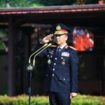 Kadivhumas Polri Irjen Pol Sandi Nugroho, memimpin upacara peringatan Hari Bela Negara ke-75 tahun 2023 di Lapangan Bhayangkara Mabes Polri, Jakarta, Selasa (19/12).