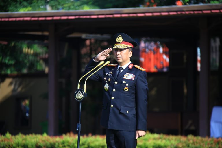 Kadivhumas Polri Irjen Pol Sandi Nugroho, memimpin upacara peringatan Hari Bela Negara ke-75 tahun 2023 di Lapangan Bhayangkara Mabes Polri, Jakarta, Selasa (19/12).
