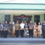 Komandan Lantamal VIII Laksamana PertamanTNI Nouldy J. Tangka, S.A.P., M.Tr.Opsla., CHRMP., bersama Ketua Koordinator Cabang (Korcab) VIII Daerah Jalasenastri Armada (DJA) II Ny. Herny Nouldy Tangka melaksanakan Safari Natal dan Open House. Senin (25/12)