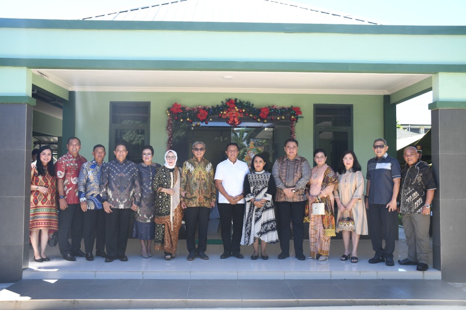 Komandan Lantamal VIII Laksamana PertamanTNI Nouldy J. Tangka, S.A.P., M.Tr.Opsla., CHRMP., bersama Ketua Koordinator Cabang (Korcab) VIII Daerah Jalasenastri Armada (DJA) II Ny. Herny Nouldy Tangka melaksanakan Safari Natal dan Open House. Senin (25/12)