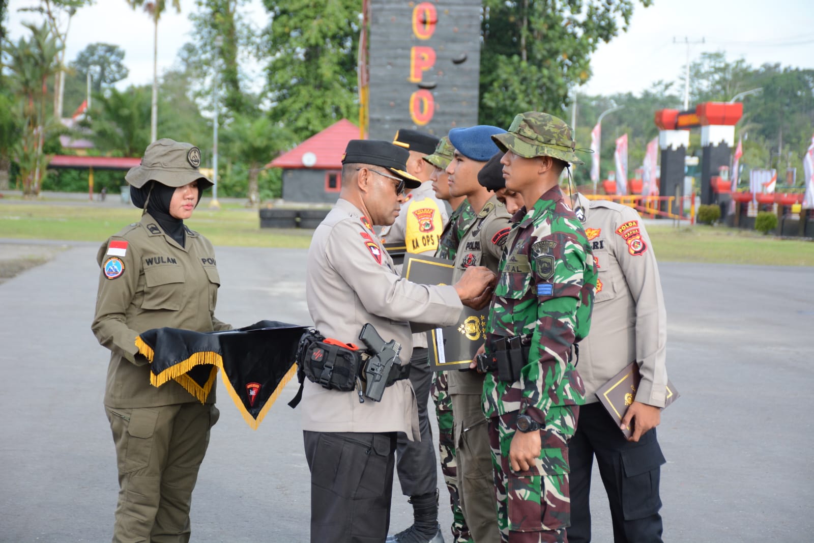Wakapolda Papua Brigjen Pol. Petrus Patridge Rudolf Renwarin, S.H., M.Si. (mewakili Kapolri) di Lapangan upacara Batalyon B Satbrimob Polda Papua, Timika, Kamis (28/12/2023).