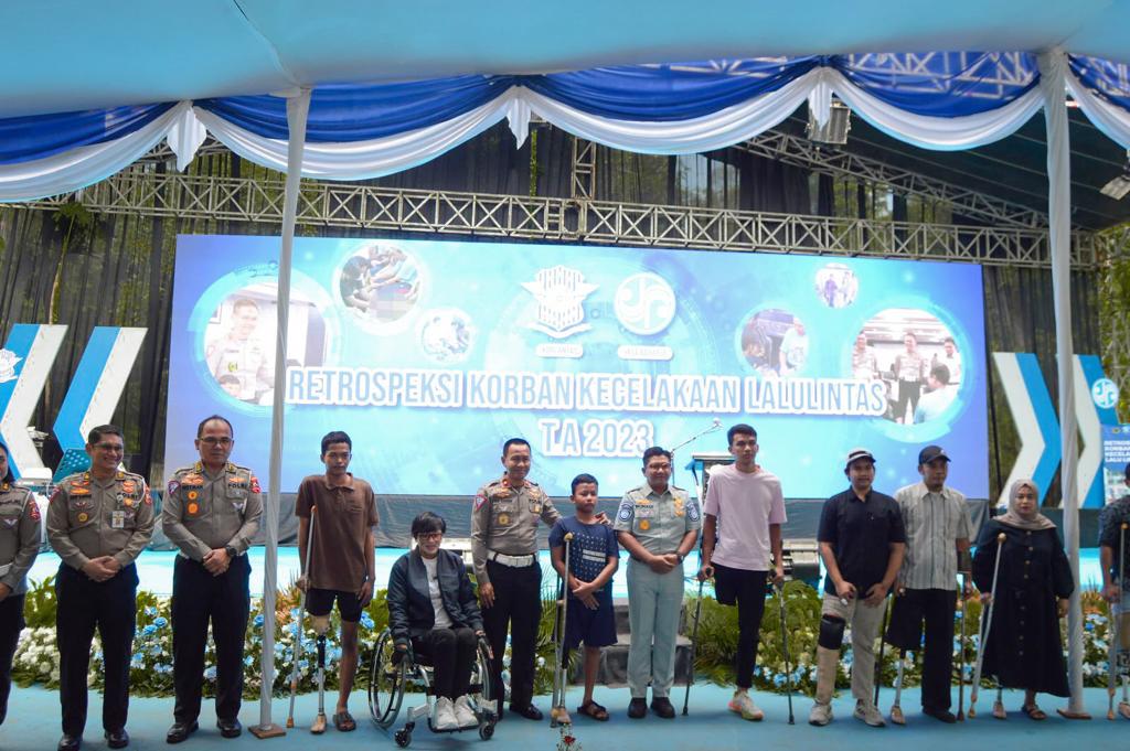 Jasa Raharja bersama Korps Lalu Lintas Polri memberikan bantuan berupa 7 kaki palsu, 10 kursi roda, dan 10 tongkat siku untuk para penyandang disabilitas akibat korban kecelakaan lalu lintas (lakalantas).