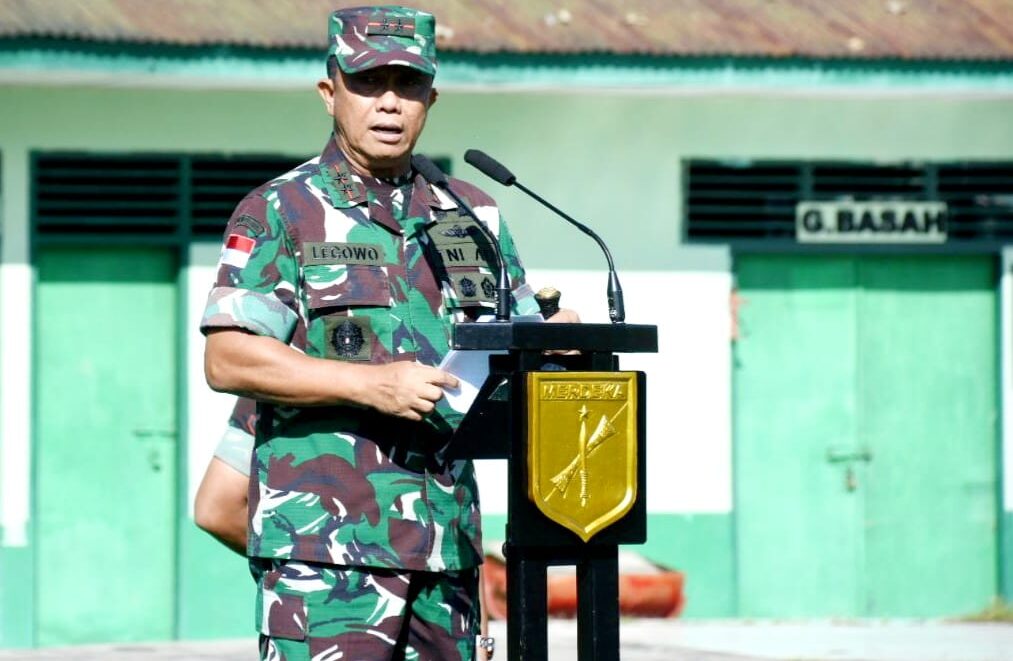 Pangdam XIII/Merdeka Mayjen TNI Legowo W.R. Jatmiko, S.I.P., M.M., memimpin Apel Gelar Pasukan Pengamanan VVIP Kunjungan Kerja Presiden RI bapak Joko Widodo di Sulawesi Utara bertempat di Lapangan Mapomdam XIII/Merdeka, Teling Bawah, Manado, Sulawesi Utara. Rabu (27/12/2023).