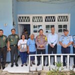 bersama Panglima TNI Jenderal TNI Agus Subiyanto mengunjungi rumah kelahirannya di Kompleks Perumahan Dinas Lanud Pattimura.