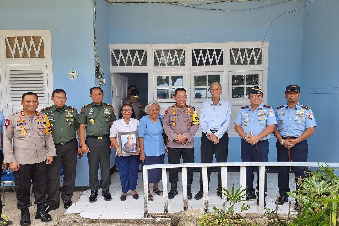 patimura bersama Panglima TNI Jenderal TNI Agus Subiyanto mengunjungi rumah kelahirannya di Kompleks Perumahan Dinas Lanud Pattimura.
