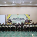  Kepala Kejaksaan Tinggi Sulawesi Utara Dr. Andi Muhammad Taufik, SH., MH., CGCAE memberikan penghargaan kepada Satuan Kerja Kejaksaan Negeri dan Cabang Kejaksaan Negeri yang berprestasi se-Sulawesi Utara di sela-sela kegiatan Penutupan Rapat Kerja Daerah Kejaksaan se-Sulawesi Utara.