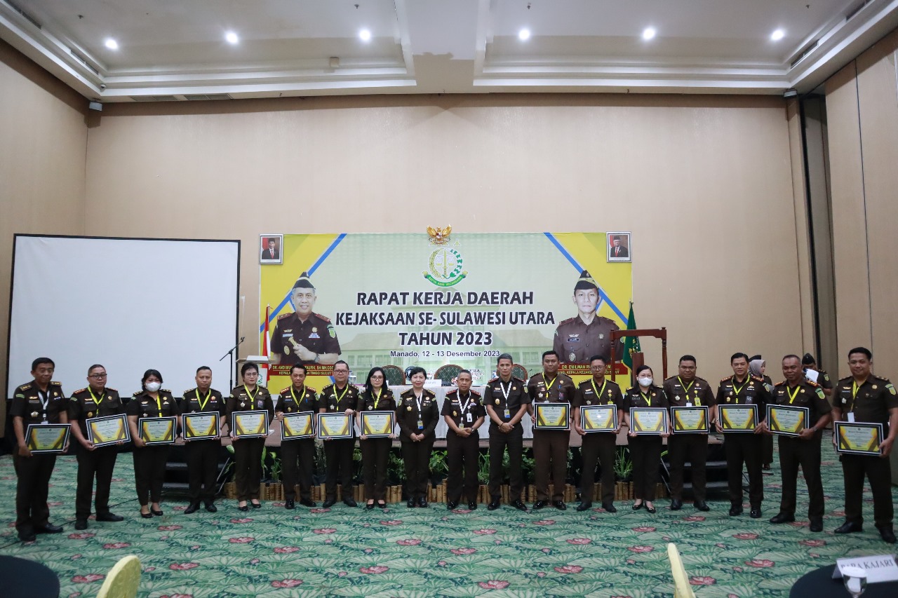  Kepala Kejaksaan Tinggi Sulawesi Utara Dr. Andi Muhammad Taufik, SH., MH., CGCAE memberikan penghargaan kepada Satuan Kerja Kejaksaan Negeri dan Cabang Kejaksaan Negeri yang berprestasi se-Sulawesi Utara di sela-sela kegiatan Penutupan Rapat Kerja Daerah Kejaksaan se-Sulawesi Utara.