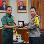 Kapolri Jenderal Listyo Sigit Prabowo saat menerima kunjungan atau Courtesy Call, Panglima TNI Jenderal Agus Subiyanto di Mabes Polri, Jakarta Selatan, Selasa (5/12/2023).